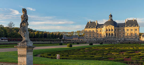 estatua en el jardín de vaux-le-vicomte - chateau de vaux le vicomte fotografías e imágenes de stock