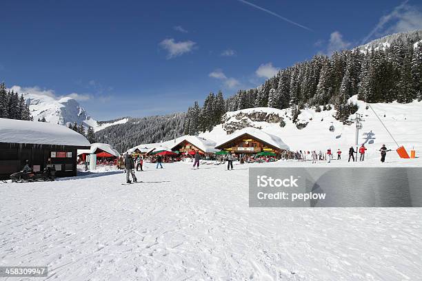 Niebieski Niebo Dzień W Linderets Ski Basin - zdjęcia stockowe i więcej obrazów Alpy - Alpy, Apres ski, Fotografika