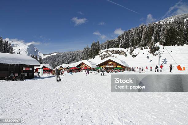 Céu Azul Dia Na Linderets Bacia De Esqui - Fotografias de stock e mais imagens de Alpes Europeus - Alpes Europeus, Ao Ar Livre, Atividades depois de esquiar