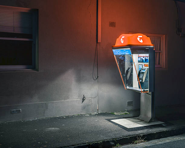 australian cabina telefonica di notte - pay phone foto e immagini stock