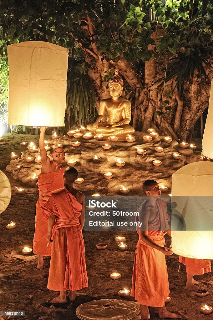 Monjes en Phan Tao durante el templo de loy Krathong Festival. - Foto de stock de Adulación libre de derechos