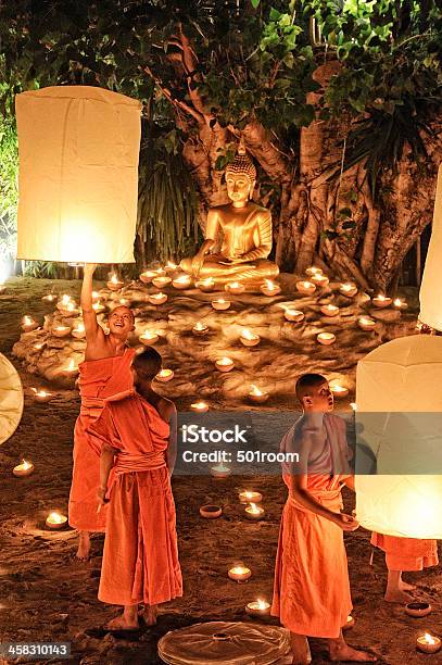 Monjes En Phan Tao Durante El Templo De Loy Krathong Festival Foto de stock y más banco de imágenes de Adulación