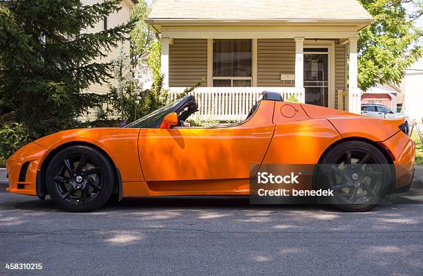 テスラロードスタースポーツ車 - 自動車メーカー テスラのストックフォトや画像を多数ご用意 - 自動車メーカー テスラ, オレンジ色, グリーンテクノロジー