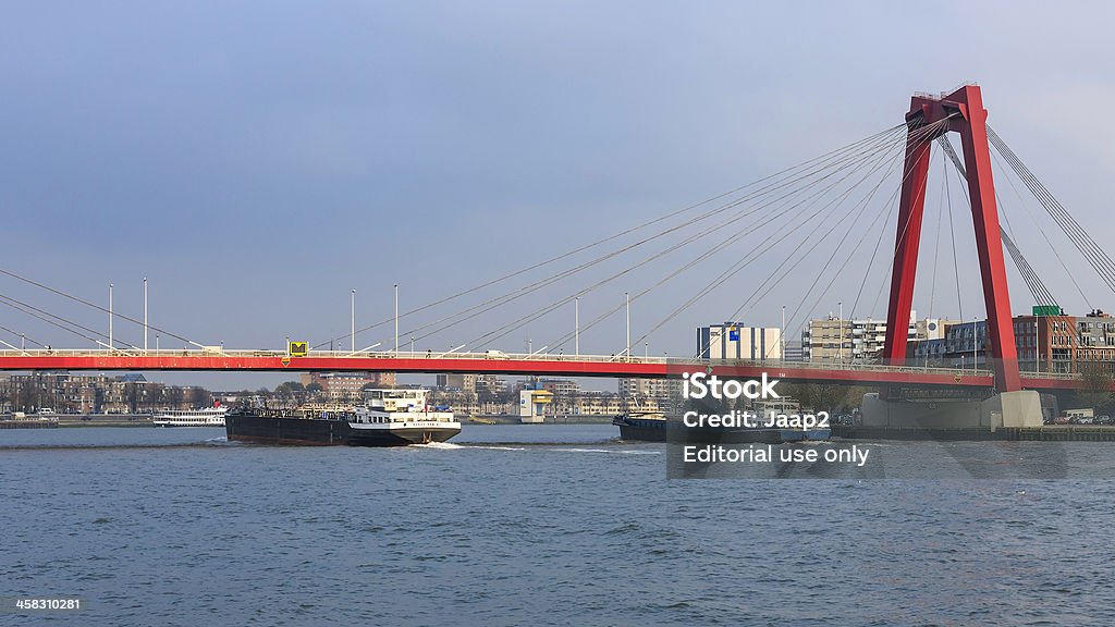 Trânsito na red Willemsbrug sobre novas Meuse em Roterdão - Royalty-free Roterdão Foto de stock