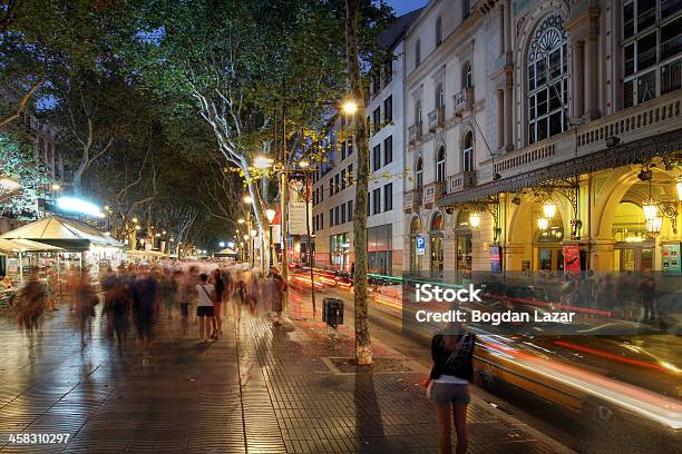 La Rambla En Barcelona España Foto de stock y más banco de imágenes de Avenida - Avenida, Barcelona - España, Adulación