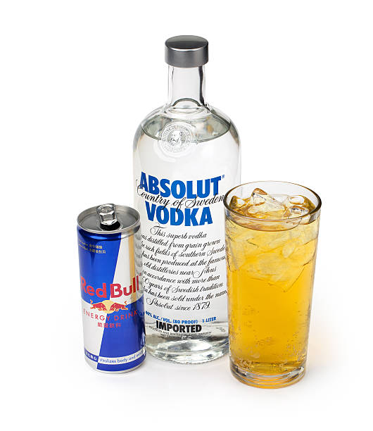 wodka red bull mit mix - can drink can drink editorial stock-fotos und bilder