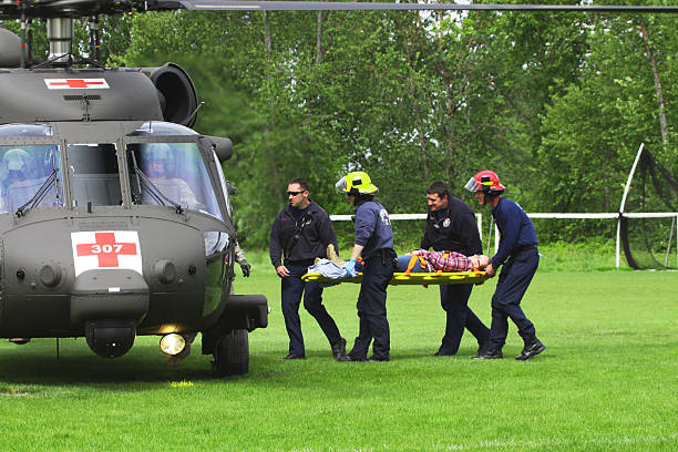 Exercício de desastre de helicóptero esquerda carregar Backboard feridos - fotografia de stock