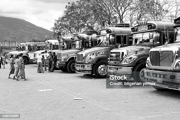 La Estación De Autobuses De Pollo Foto de stock y más banco de imágenes de América Central - América Central, Andar, Antigua - Guatemala del Oeste
