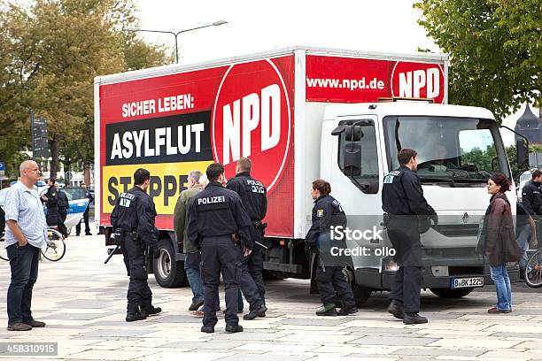 ドイツ国家民主党選挙運動wiesbaden - ドイツ国家民主党のストックフォトや画像を多数ご用意 - ドイツ国家民主党, エディトリアル, カラー画像