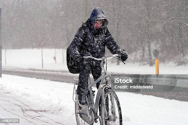 Pesanti Nevicate Nel Limburgo - Fotografie stock e altre immagini di Ciclismo - Ciclismo, Inverno, Neve