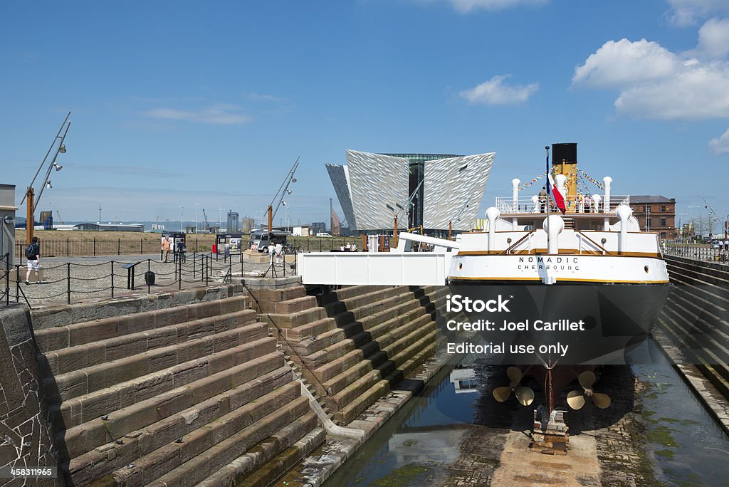 SS Nomadic y Titanic en Belfast, el museo - Foto de stock de Titanic libre de derechos