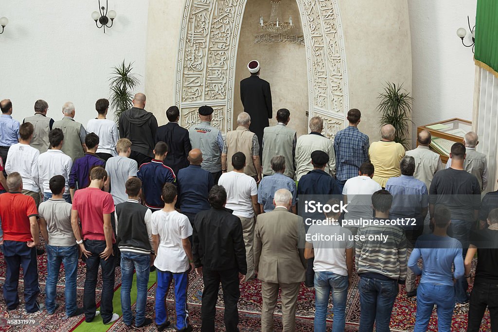 L'après-midi de prière de la mosquée - Photo de Adulte libre de droits