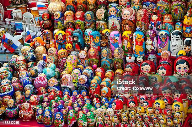 Matryoshkas Stockfoto und mehr Bilder von Russische Puppe - Russische Puppe, Babuschka-Kopftuch, Bunt - Farbton