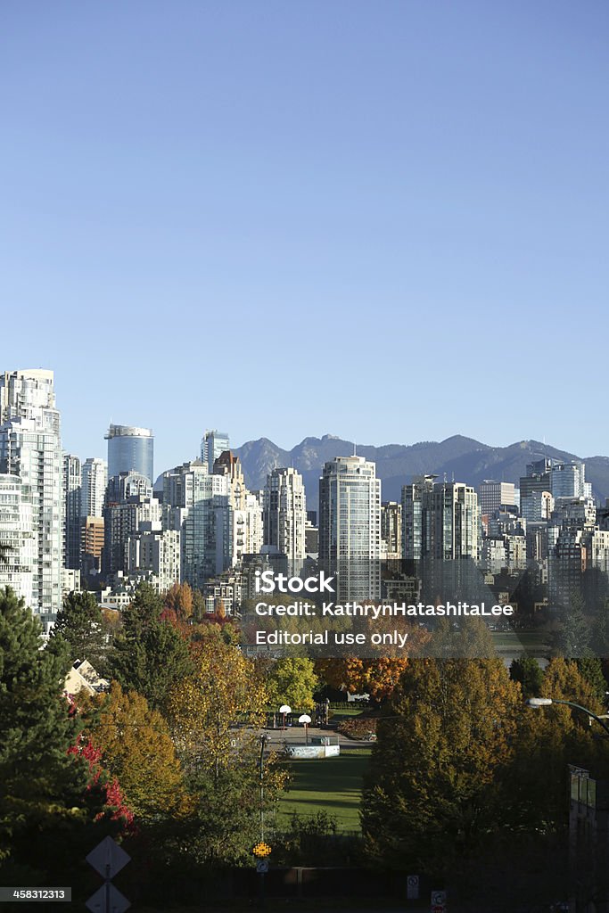 Vancouver Centro della città di fogliame autunnale sotto cieli blu - Foto stock royalty-free di Vancouver - Canada