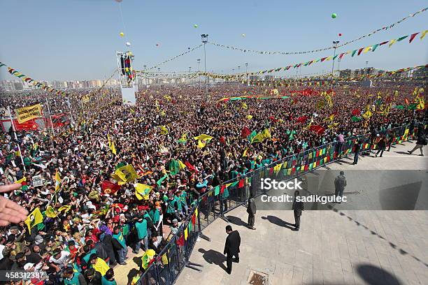 Newroz Em Diyarbakir Turquia - Fotografias de stock e mais imagens de Ao Ar Livre - Ao Ar Livre, Bandeira, Cultura do Curdistão