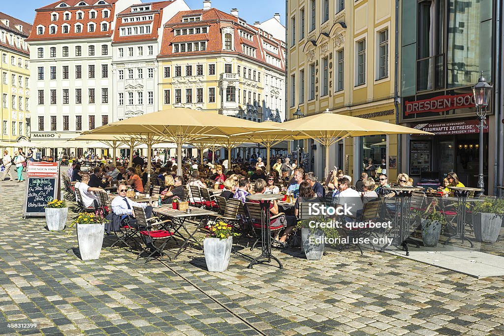 Restaurant mit vielen Menschen in Dresden - Lizenzfrei Dresden Stock-Foto