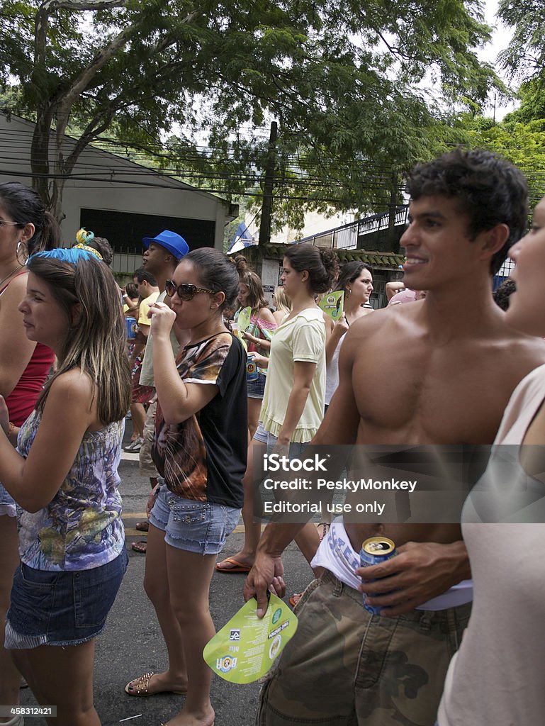 젊은 브라질리안 직원관리 Celebrating Bloco 노상파티 리우데 Carnaval - 로열티 프리 Rio Carnival 스톡 사진
