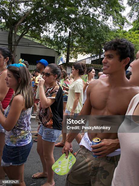 Jovem Brasileiro Pessoas Celebrando Bloco Festa De Rua Carnaval No Rio De Janeiro - Fotografias de stock e mais imagens de Adulto
