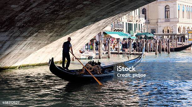 Gondoleiro Remo Gôndola Com Turistas No Grande Canal Veneza Itália - Fotografias de stock e mais imagens de A caminho