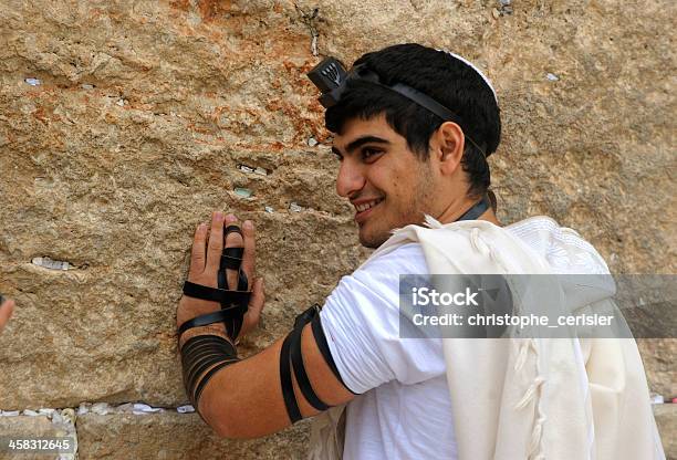 若いジェーイッシュ男性テフィリン West エルサレムの壁 - イスラエルのストックフォトや画像を多数ご用意 - イスラエル, イスラエル文化, エルサレム