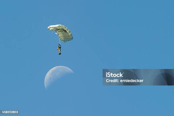 Mann Springt Über Moon Stockfoto und mehr Bilder von Bewegung - Bewegung, Blau, Extremsport