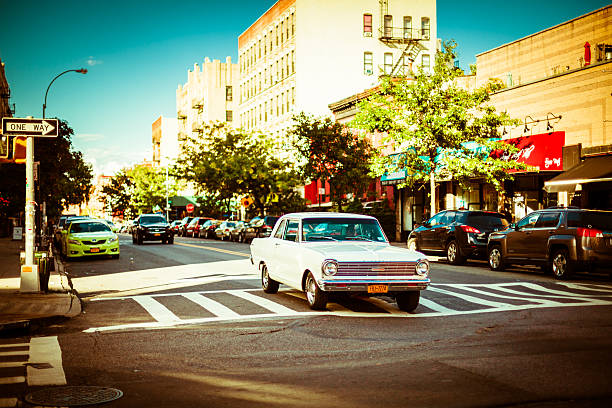 vintage car en las calles de brooklyn - candid downtown district editorial horizontal fotografías e imágenes de stock
