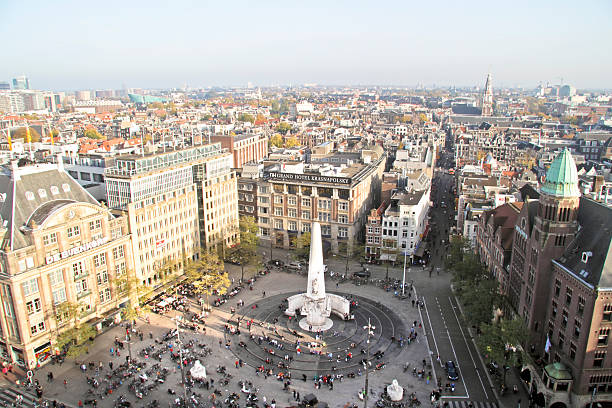 ville pittoresques d'amsterdam aux pays-bas et le barrage - dam photos et images de collection