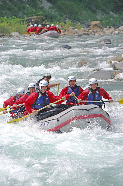 rafting - sports team sport rowing teamwork rafting fotografías e imágenes de stock