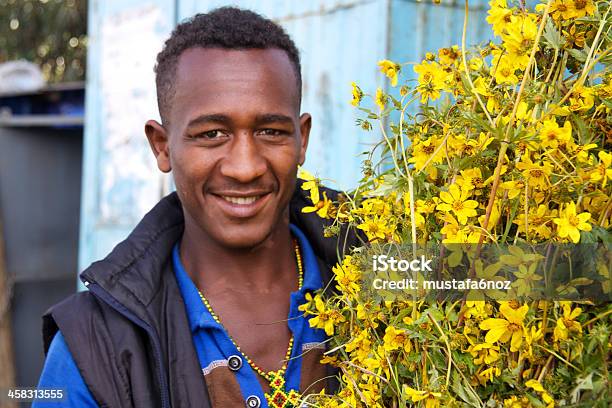 Photo libre de droit de Ethiopian Homme Avec Meskel Fleur banque d'images et plus d'images libres de droit de Fleur - Flore - Fleur - Flore, Addis-Abeba, Beauté