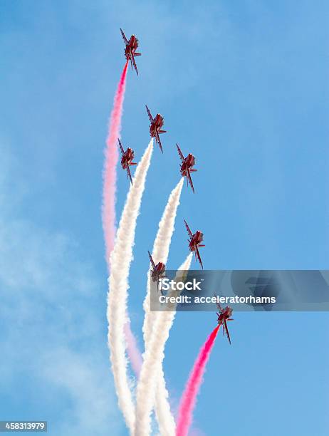 Photo libre de droit de Red Arrows Planes banque d'images et plus d'images libres de droit de Avion de tourisme - Avion de tourisme, Vol acrobatique, Activité