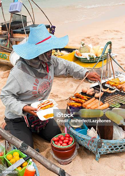 Photo libre de droit de Femme Thaïlandaise À La Vente De Nourriture Traditionnelle Sur La Plage banque d'images et plus d'images libres de droit de Adulte