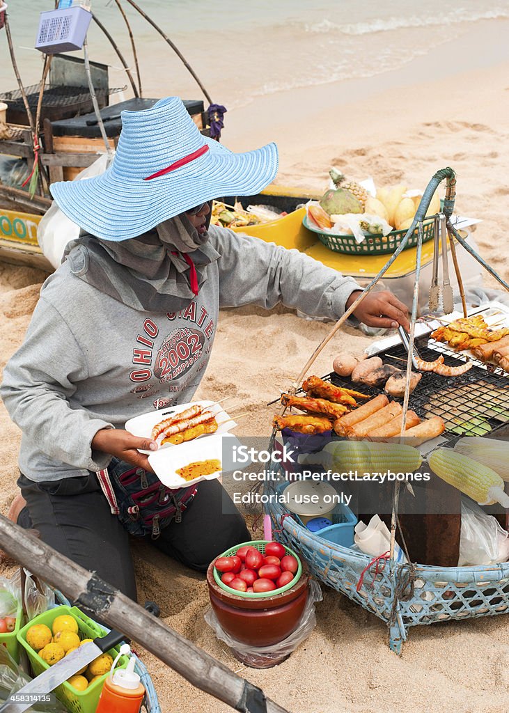 タイ女性のビーチで人気の伝統的なお料理 - おやつのロイヤリティフリーストックフォト
