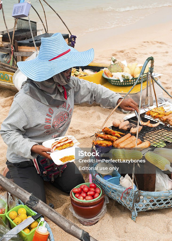 Mulher Tailandesa venda tradicional comida na praia - Royalty-free Adulto Foto de stock