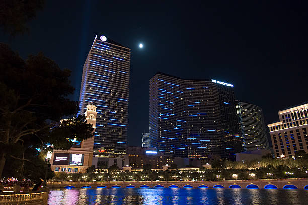 the cosmopolitan al las vegas strip durante la notte - the cosmopolitan of las vegas foto e immagini stock