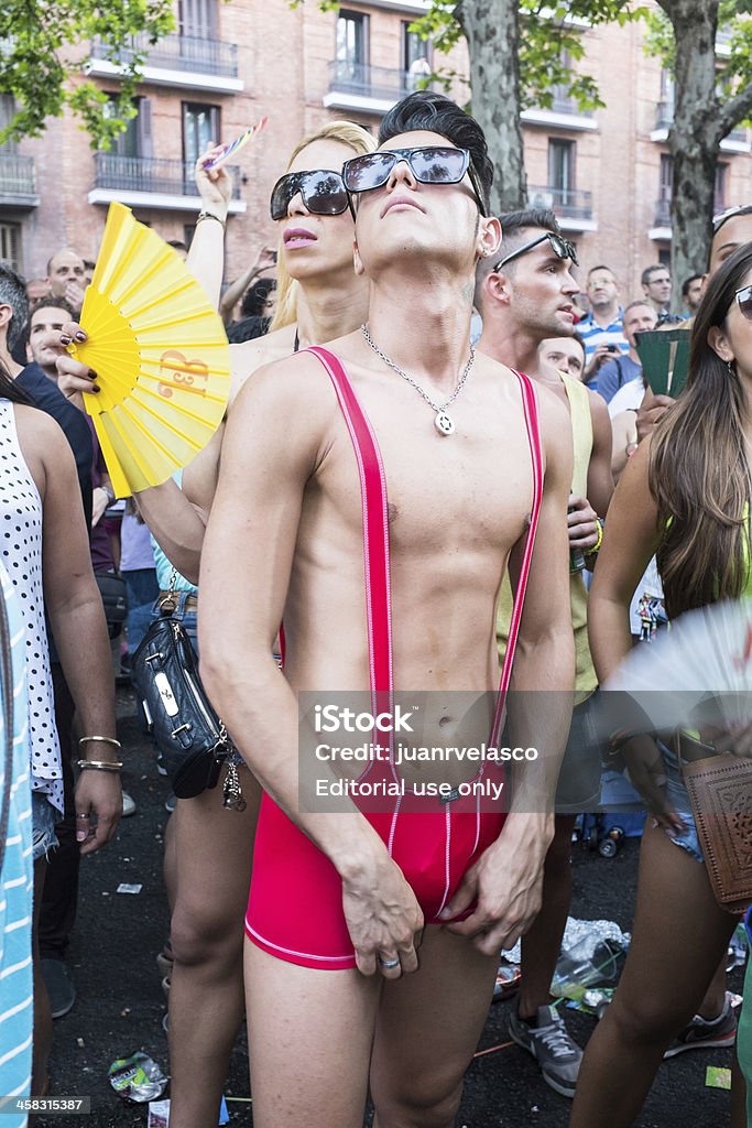 Las personas que participan en el desfile del orgullo Gay de Madrid - Foto de stock de Adulto libre de derechos