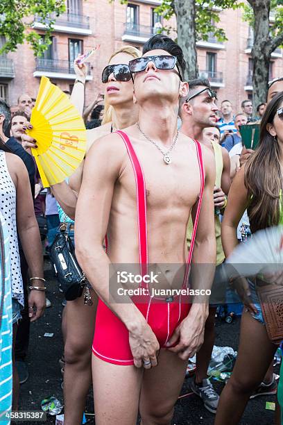 As Pessoas Que Participam Na Parada Orgulho Gay De Madrid - Fotografias de stock e mais imagens de Adulto