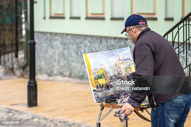 Älteren Künstler Zeichnet Ein Bild Von Öl Stockfoto und mehr Bilder von Abstrakt - Abstrakt, Acrylmalerei, Arbeiten