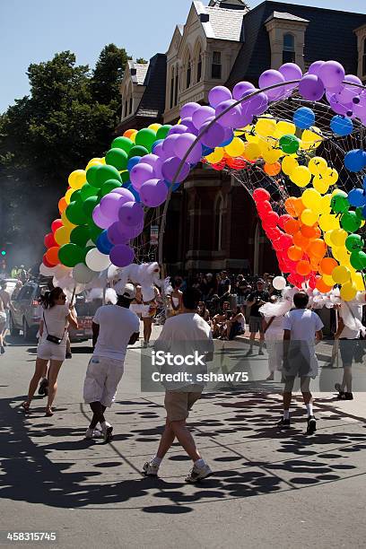 Rainbow Archway — стоковые фотографии и другие картинки Арка - архитектурный элемент - Арка - архитектурный элемент, Воздушный шарик, Радуга