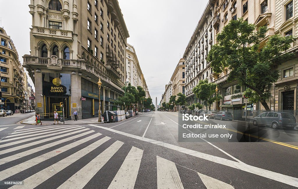 Avenida de Mayo et Obelisco Visible, Buenos Aires, Argentine - Photo de Amérique du Sud libre de droits