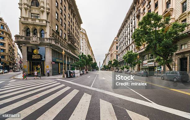 Avenida De Mayo にオベリスコ可視ブエノスアイレスアルゼンチン - アルゼンチンのストックフォトや画像を多数ご用意 - アルゼンチン, オベリスコ, ゼブラクロッシング