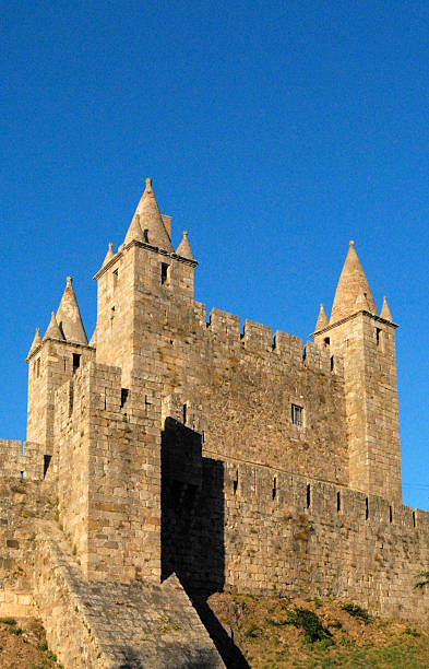 de santa maria da feira, em portugal: nas ruínas fortress' - castelo santa maria da feira imagens e fotografias de stock