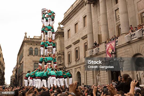 Photo libre de droit de Concours De Lhomme Tower À Barcelone Mercè 2012 banque d'images et plus d'images libres de droit de Pyramide humaine - Pyramide humaine, Catalogne, Castellers