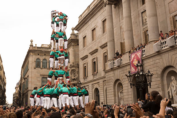 seres humanos tower competição em barcelona mercè 2012 - castellers - fotografias e filmes do acervo