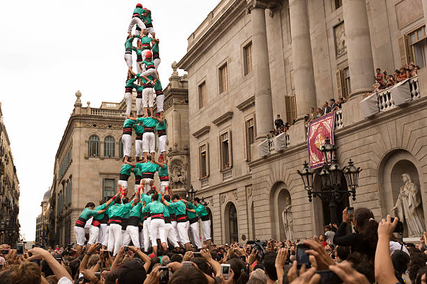 seres humanos tower concurso en barcelona mercè 2012 - castellers fotografías e imágenes de stock