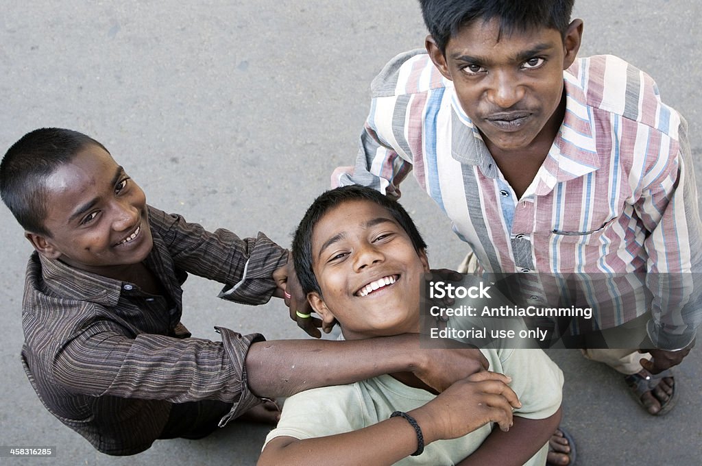 Drei junge indische männliche Lächeln bis in die Kamera. - Lizenzfrei Straßenkind Stock-Foto