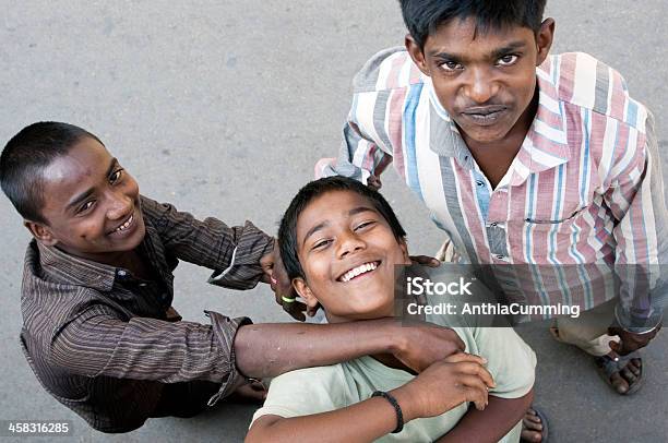 Índio Três Jovens Do Sexo Masculino A Sorrir Para A Câmara - Fotografias de stock e mais imagens de Criança de Rua