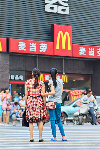 中国の母と娘の前に macdonals アウトレット - mcdonalds french fries branding sign ストックフォトと画像