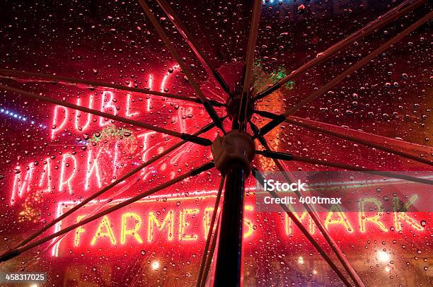 Padające Na Market Pike Place - zdjęcia stockowe i więcej obrazów Deszcz - Deszcz, Seattle, Bez ludzi