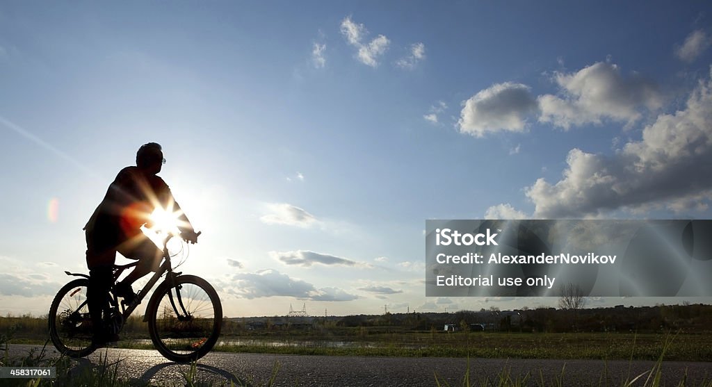 Homem de idade mediana de ciclismo em Savski Beograd, Sérvia, NoviCity in Michigan USA - Royalty-free Adulto Foto de stock