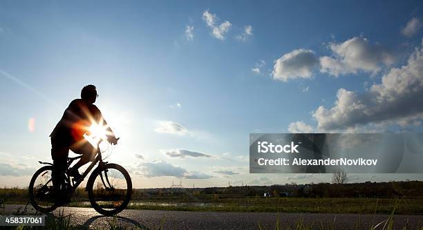 Homem De Idade Mediana De Ciclismo Em Savski Beograd Sérvia Novicity In Michigan Usa - Fotografias de stock e mais imagens de Adulto